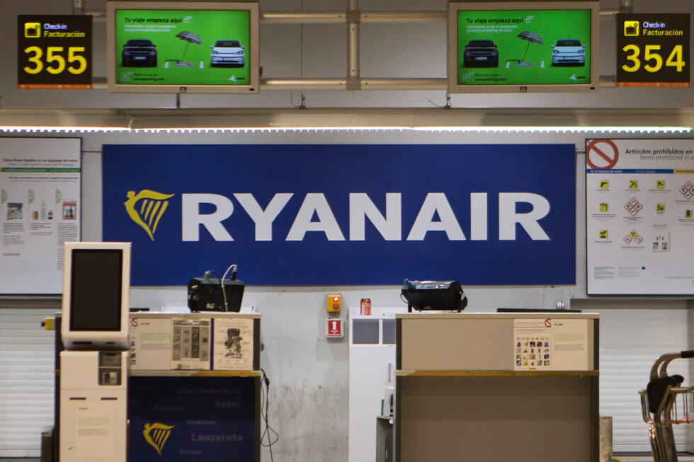 Broken engine part shattered Ryanair window, NTSB says