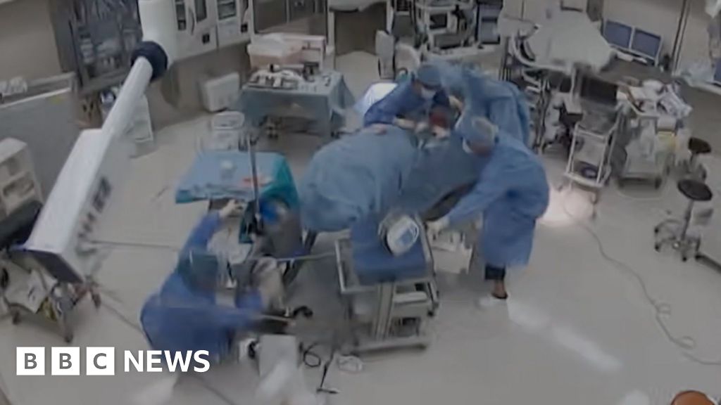 Землетрясение в операционной больницы в Японии попало на видео
