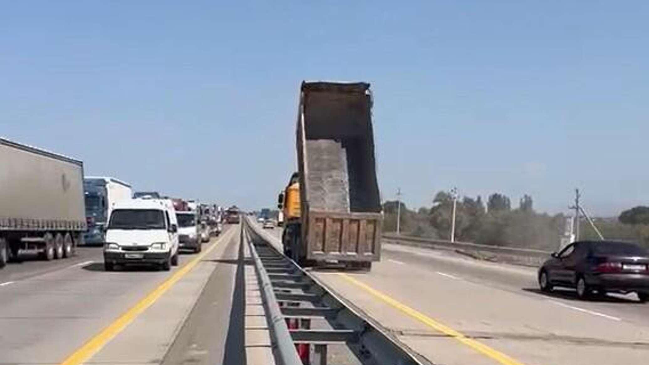 Truck damages arch on highway: who pays for damage