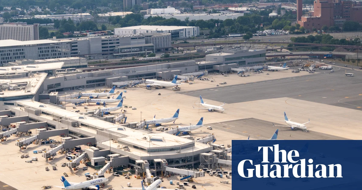 Flights resume across US north-east after FAA communications failure