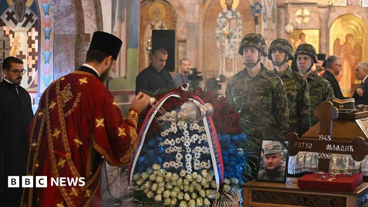 Боснияның қасабы Младичтің жерлеуіне мыңдаған адам жиналды