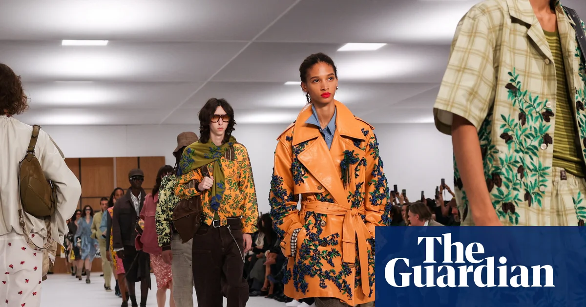 Celia Birtwell Burberry-ді Лондон сән апталығында «адамгершілікке» бөледі