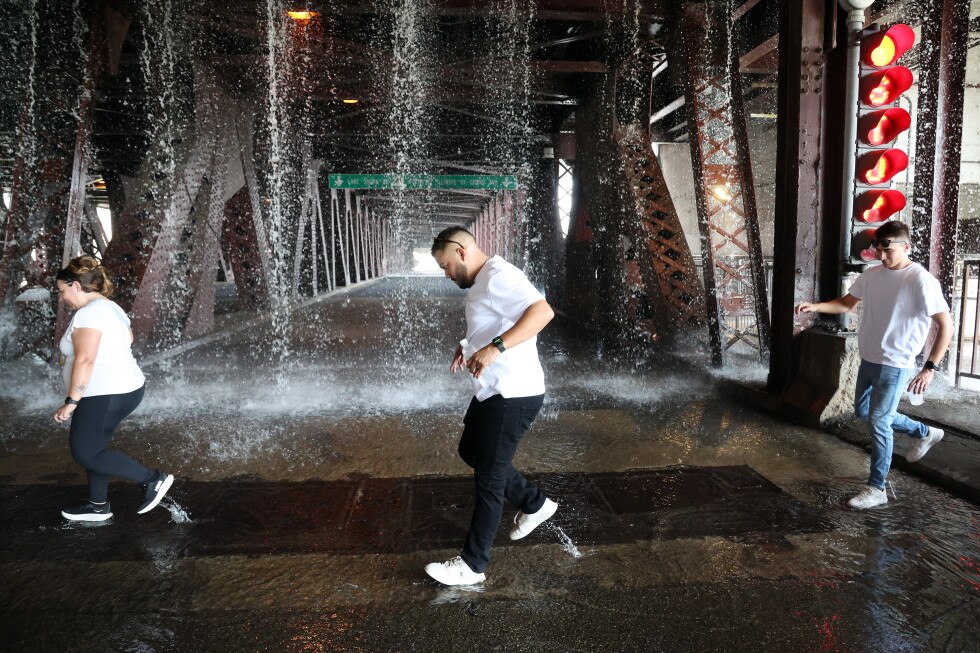 Chicago River bridge stuck for hours after heat expansion