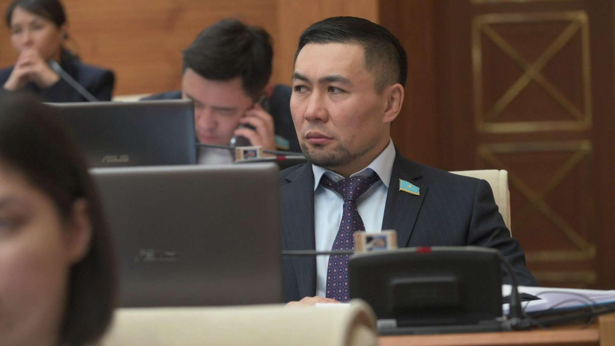 Депутаттарға мінберден туыстарын құттықтауға тыйым салынды