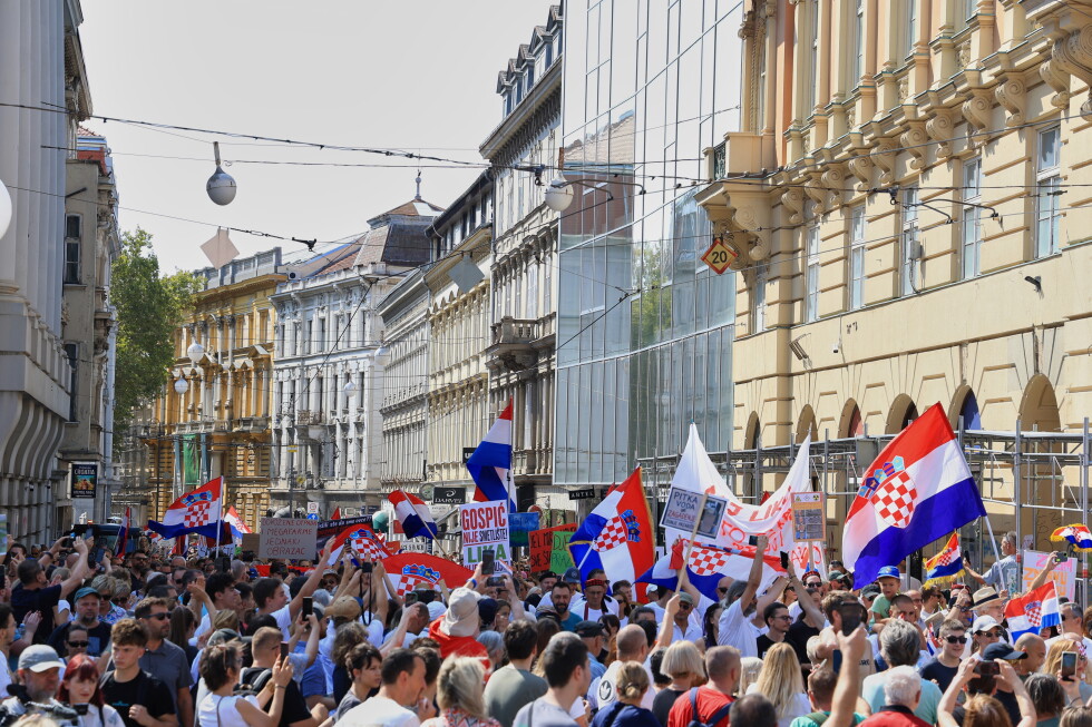В Хорватии тысячи людей вышли на митинг с требованием срочно очистить город от токсичных отходов