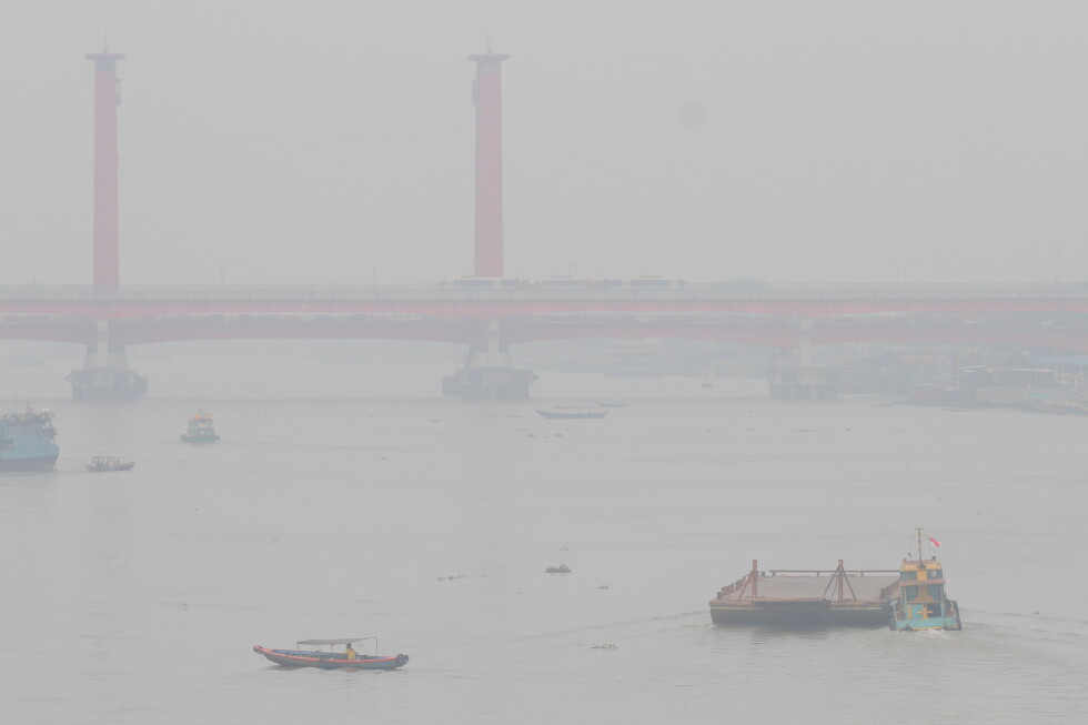 More schools close in Indonesia due to worsening haze from forest fires