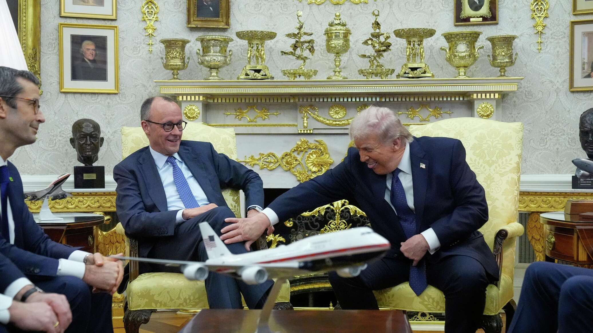 Мерц Трамппен телефон арқылы сөйлесті: Украина мен санкциялар талқыланды