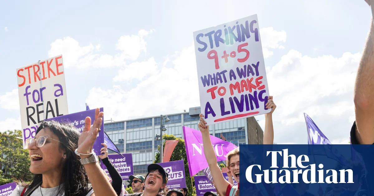 Thousands of University of Sydney staff strike over AI and job security