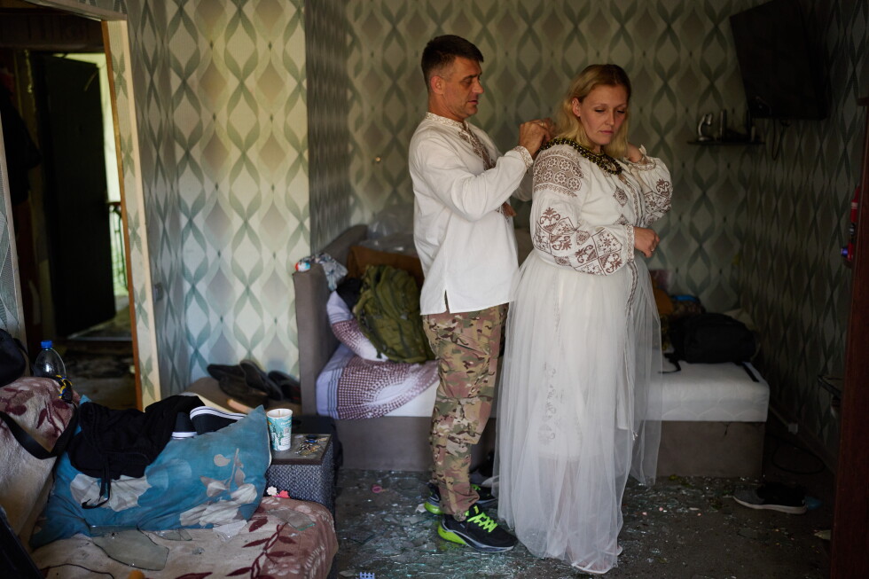 Война не помешала свадьбе: киевская пара поженилась после обстрела