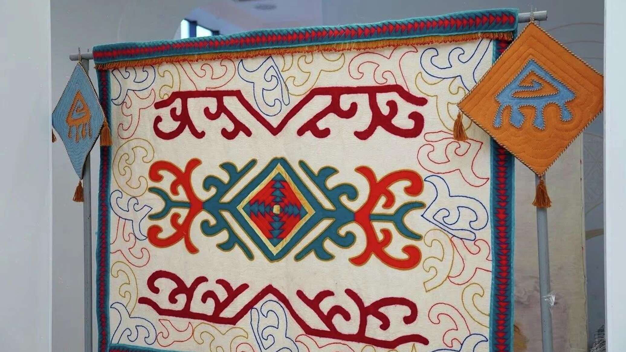 Armless artisan in Taraz built a business with 550,000 tenge and inspires many