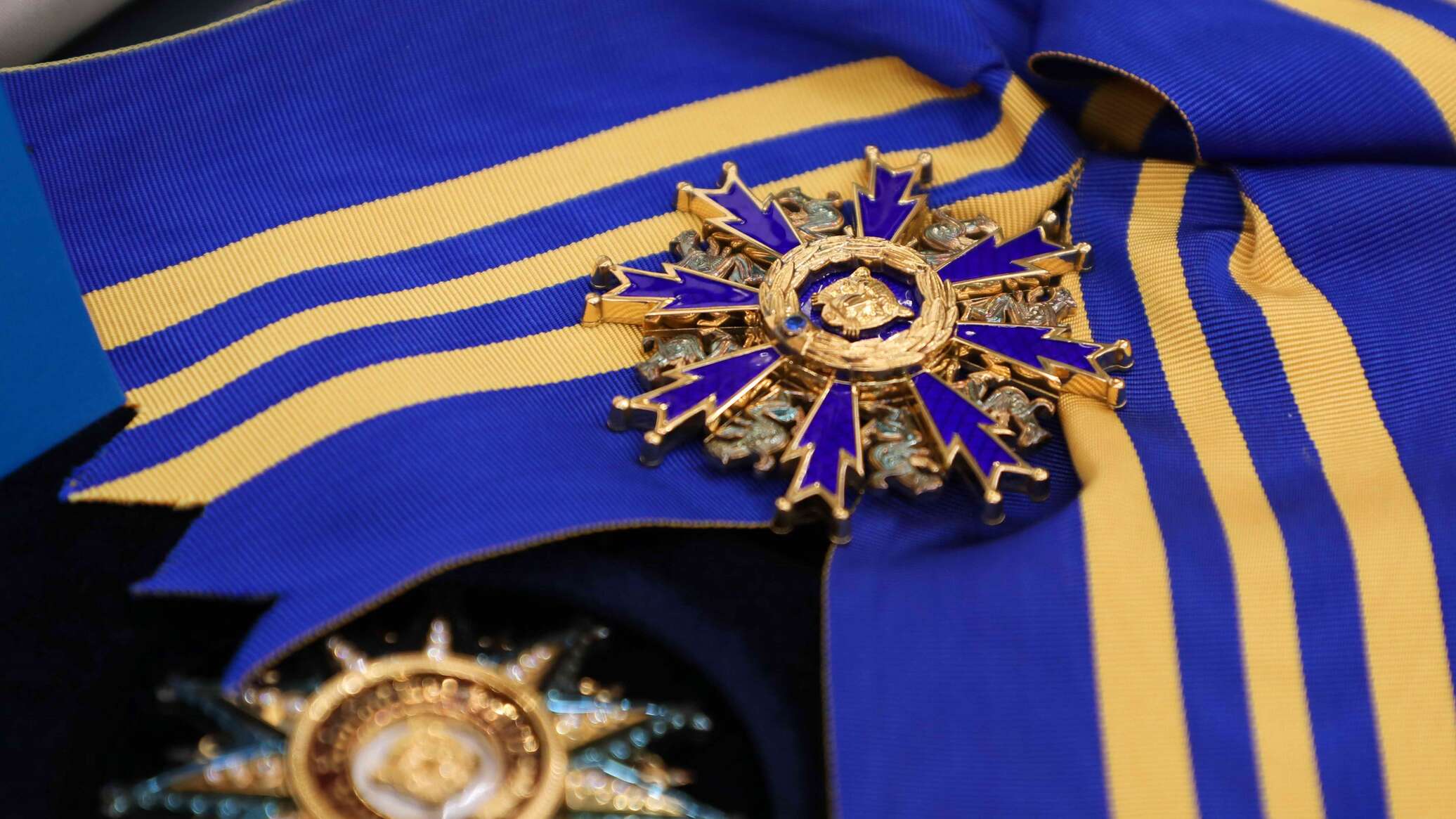 Тоқаев жазушы Валерий Михайловты I дәрежелі «Барыс» орденімен марапаттады