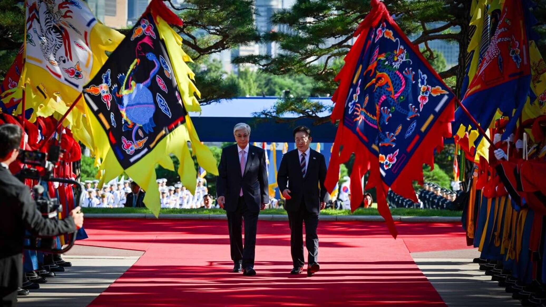 Tokayev ceremonially welcomed in Korea