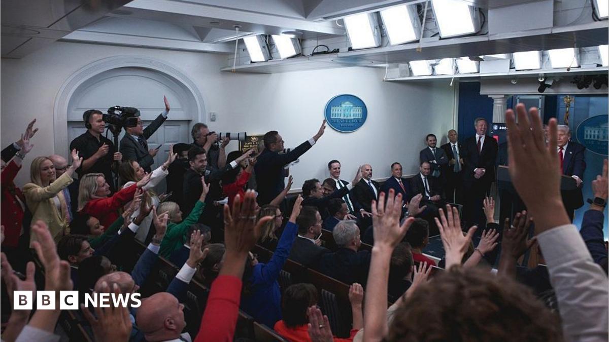 Трамптың бұйрығымен журналистер Ақ үйге кіре алмады