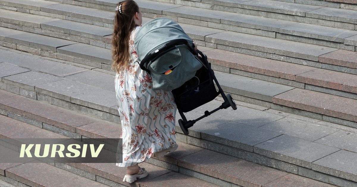 Алматинки пожаловались на бесполезный пандус на обновленной площади Республики