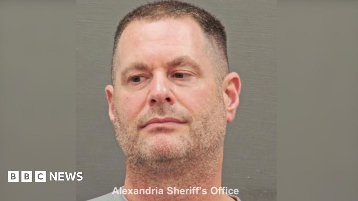 Ex-US spy who stashed gold bars admits to $200m scam