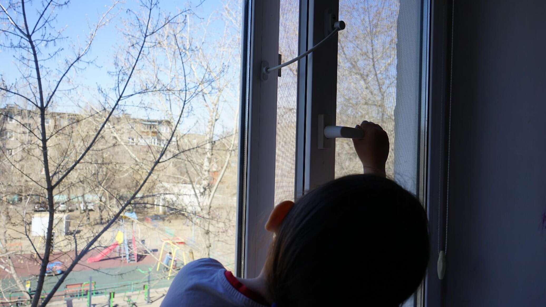 В Актау полицейские спасли двух оставленных без присмотра детей