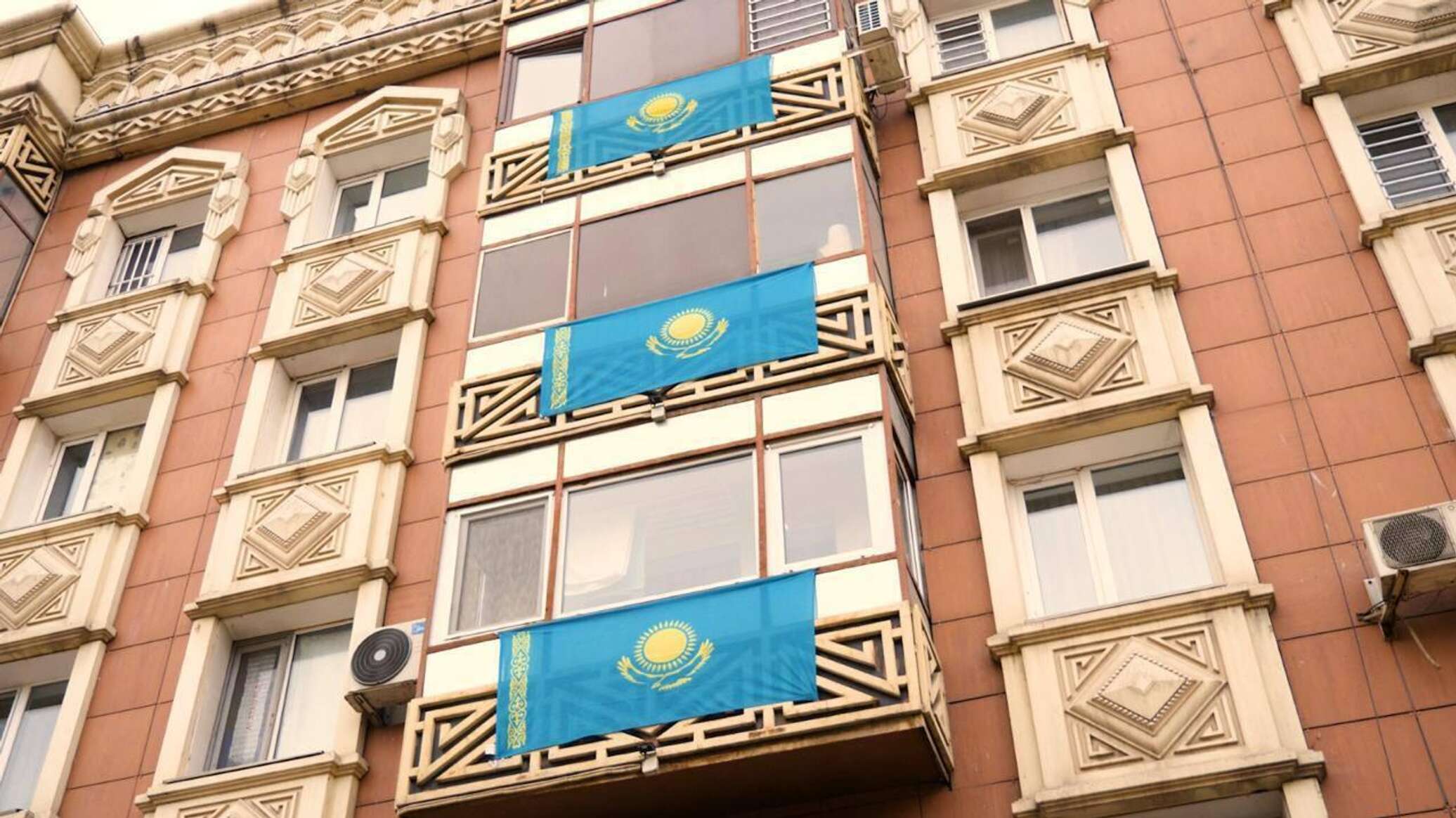 Жители Астаны украсили балконы флагами ко Дню Республики