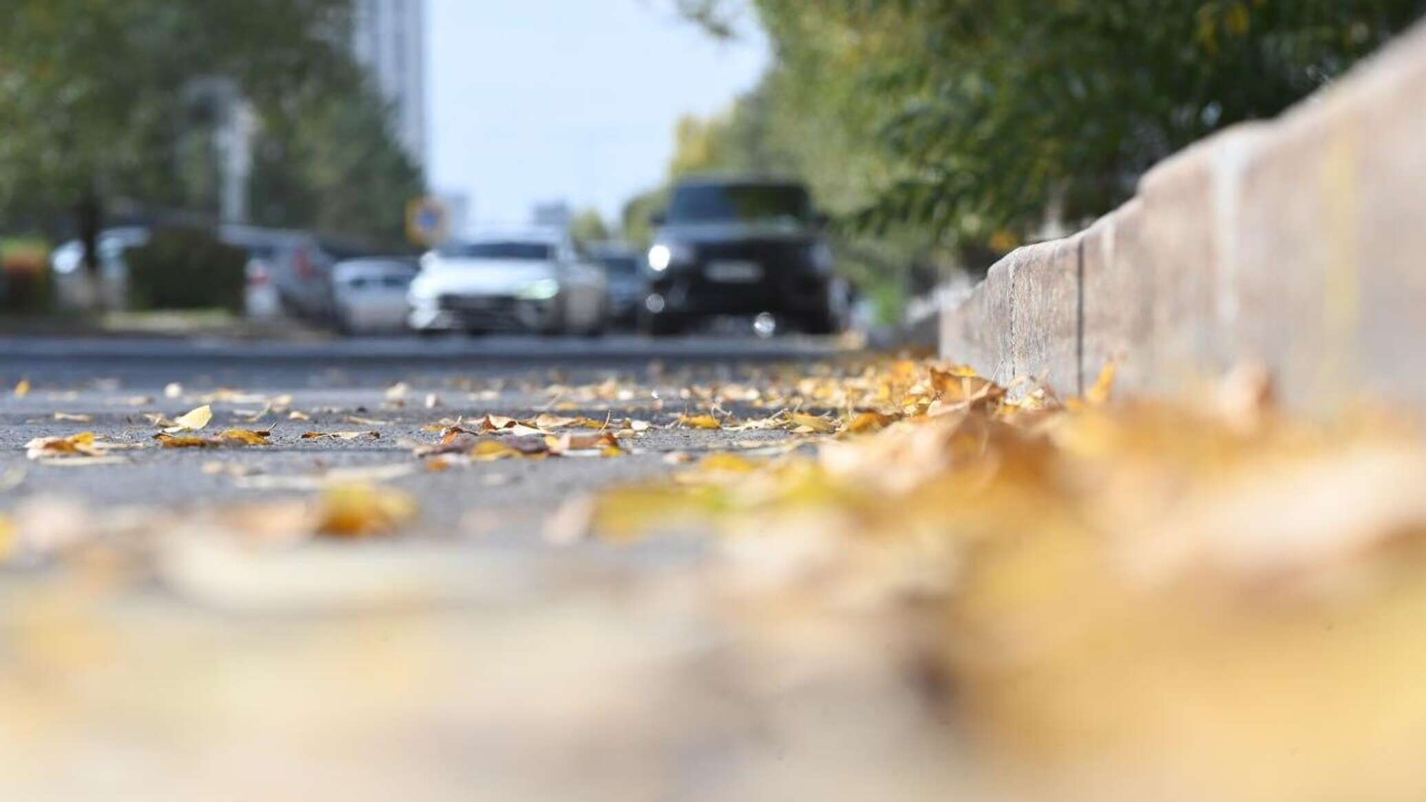 Construction materials fall from building roof onto cars in Astana