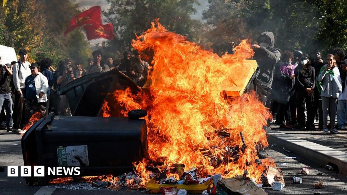 Во Франции вспыхнули пожары в школах на фоне протестов студентов