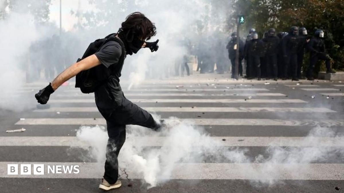 School protests grow across France: tear gas in Paris and Marseille