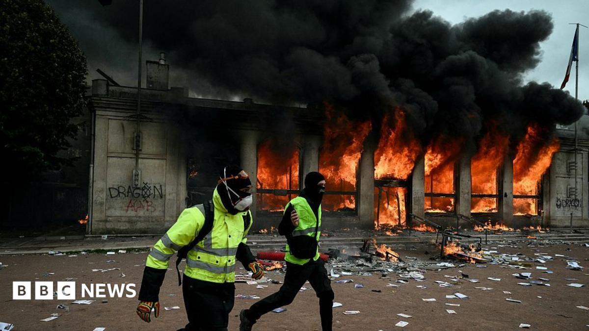 France protests: Over 400 arrested as violence and looting erupt across country