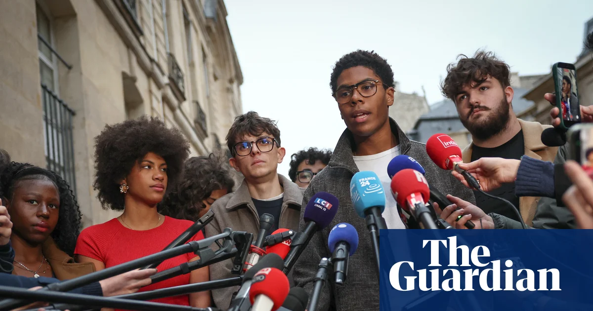 Protest leaders urge French pupils to keep barricading their schools