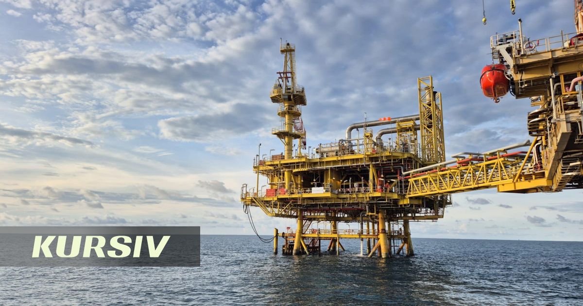 Drilling platform sinks off Gabon coast, 115 people on board