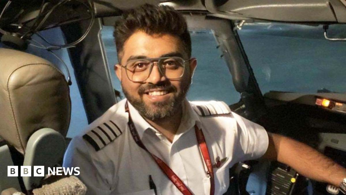 Who is the 'hero' Indian pilot stabbed on Israel-bound flight?