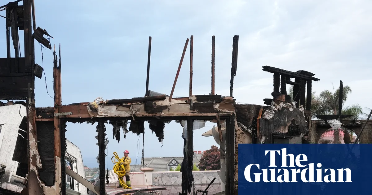 California wildfire destroys six homes, injures two firefighters