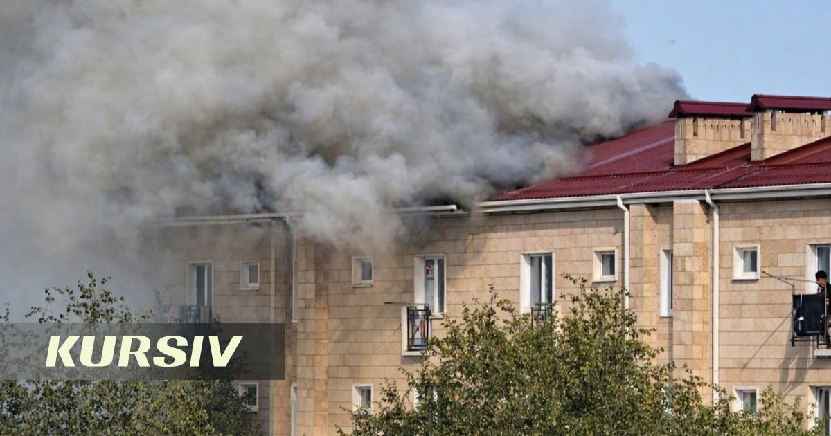 Пожар на крыше пятиэтажки в Конаеве тушат по повышенному рангу