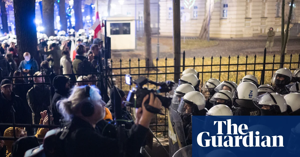 Полиция направлена к конституционному суду Польши после отстранения судьи