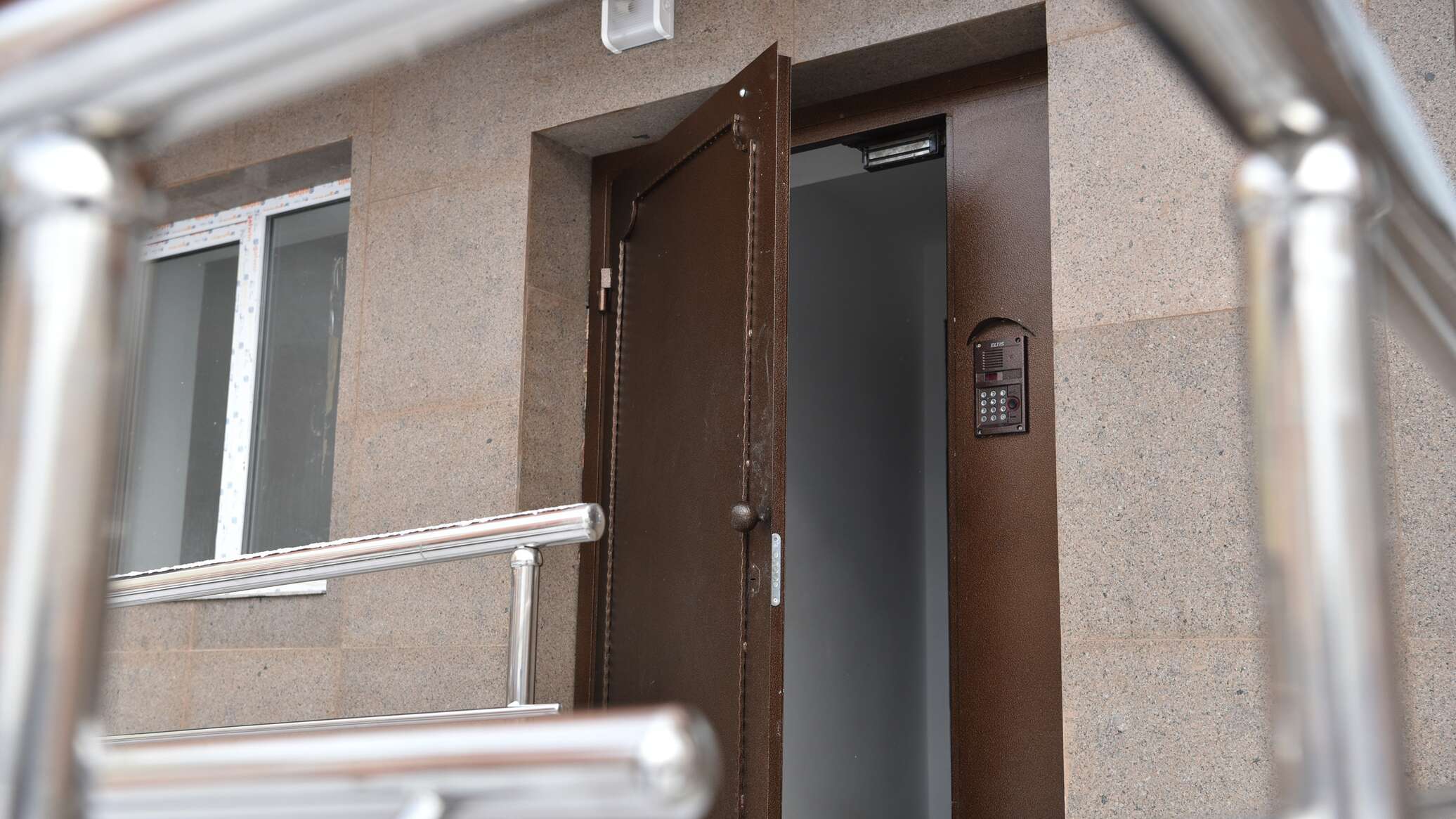 В Семее мужчина умышленно разбил домофон и камеру