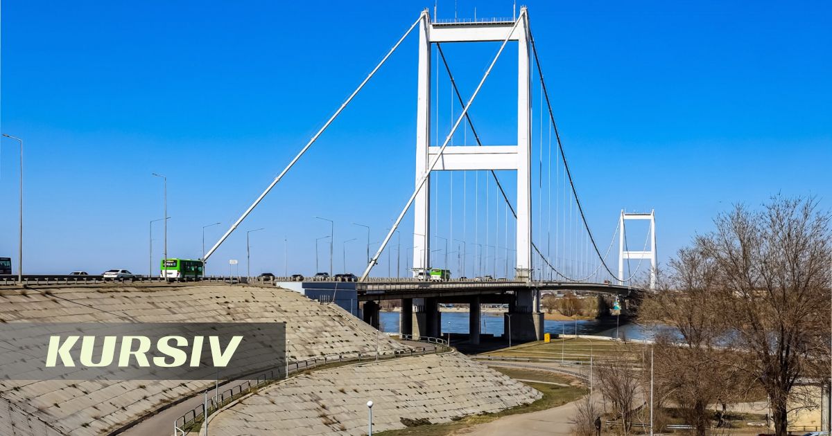 Lada and Mazda staged dangerous races on suspension bridge in Semey