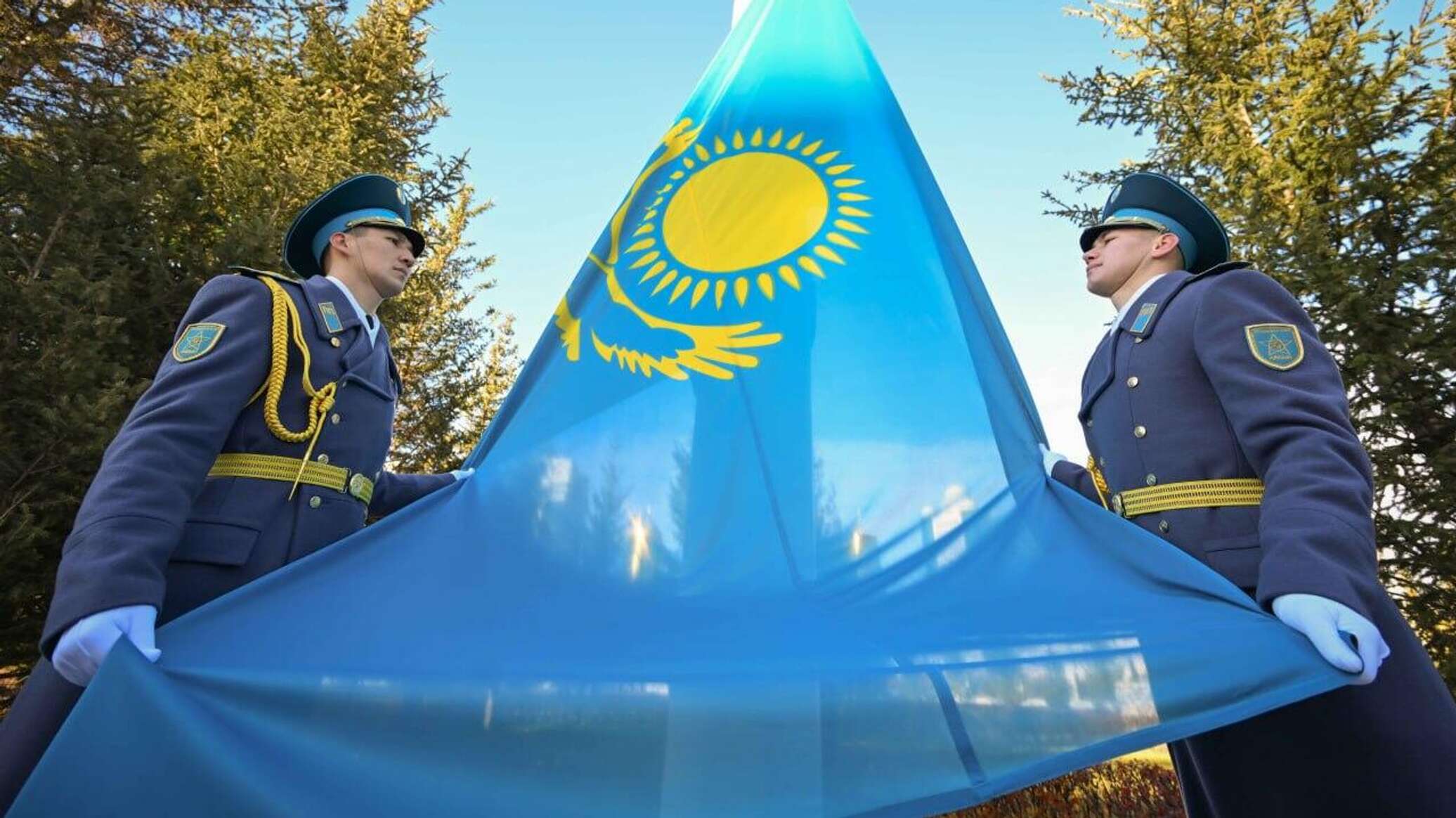 Тоқаев Мемлекеттік ту көтеру рәсіміне қатысты