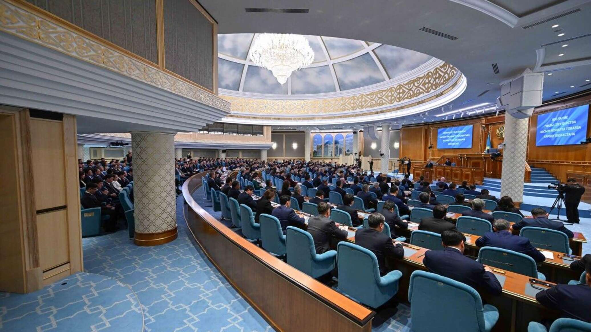 Токаев поручил повысить зарплату участковых врачей до 40%