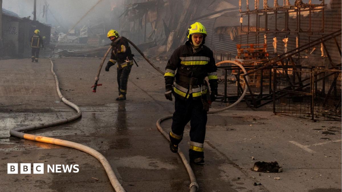 Зеленский осудил «подлые» масштабные атаки России: погибли 15 человек